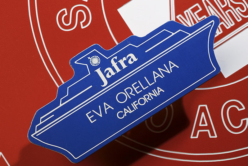 Гравировка двухслойного пластика на DE-3 Гравировка двухслойного пластика на DE-3